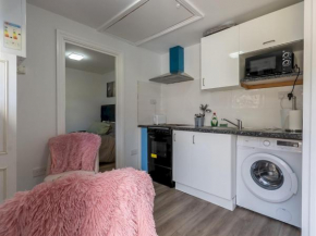 Comfortable 2 Bed Apartment Pass the Keys